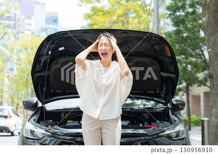 車の故障で困る女性 130956910