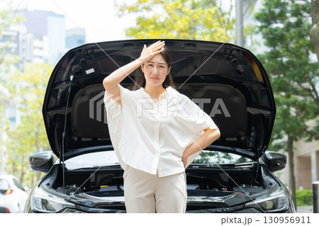 車の故障で困る女性 130956911