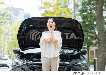 車の故障で困る女性 130956912
