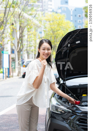 車を点検する女性　サムズアップ 130956916
