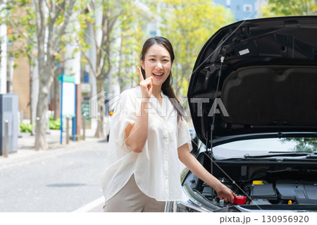 車を点検する女性　指差し 130956920