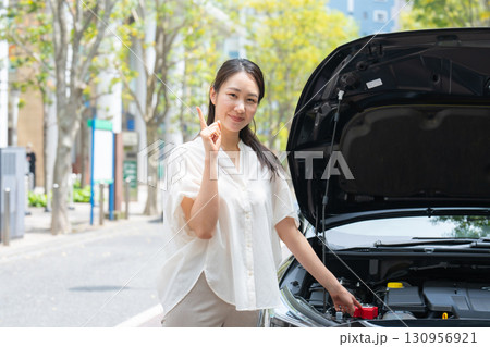 車を点検する女性 指差し 車を点検する女性 指差し 130956921