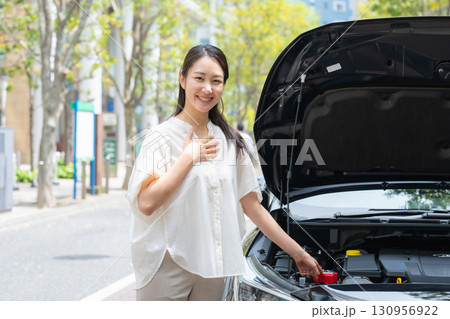 車を点検する女性 お任せ 車を点検する女性 お任せ 130956922