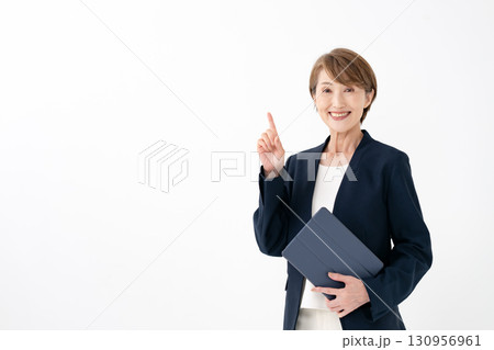 女性　ビジネス　タブレット　指差し 130956961