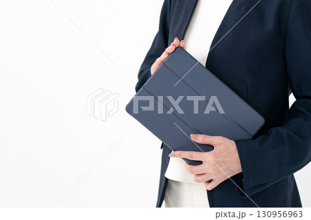 女性 ビジネス タブレット 手元 女性 ビジネス タブレット 手元 130956963