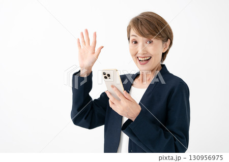 スマホを見て驚く女性 スマホを見て驚く女性 130956975