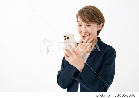 スマホを見て驚く女性 スマホを見て驚く女性 130956976