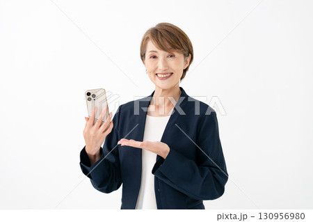 スマホを持つ女性 スマホを持つ女性 130956980