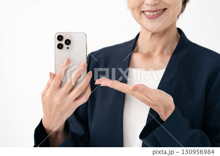 スマホを持つ女性 手元 スマホを持つ女性 手元 130956984