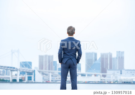 ビジネスマン ビル群 後ろ姿 ビジネスマン ビル群 後ろ姿 130957018