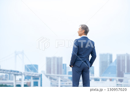 ビジネスマン　ビル群　後ろ姿 130957020
