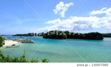 石垣島の川平展望公園から見る川平湾 130957060