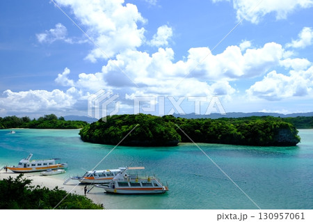 石垣島の川平展望公園から見る川平湾 石垣島の川平展望公園から見る川平湾 130957061