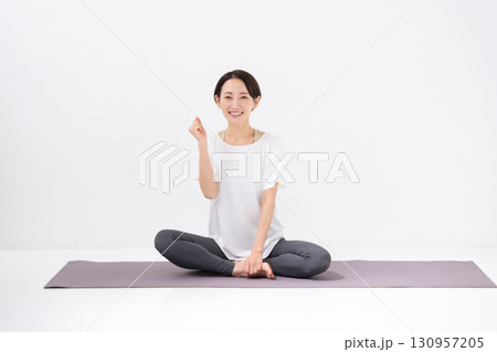 ヨガをする女性　ガッツポーズ 130957205