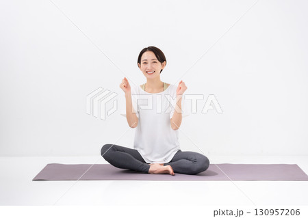 ヨガをする女性　ガッツポーズ 130957206