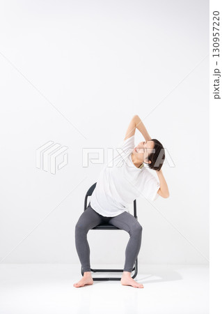 椅子ヨガをする女性 130957220