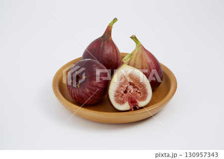白背景に置かれた熟れて美味しそうな無花果 白背景に置かれた熟れて美味しそうな無花果 130957343