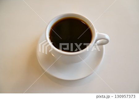 白い背景のコーヒー 130957373