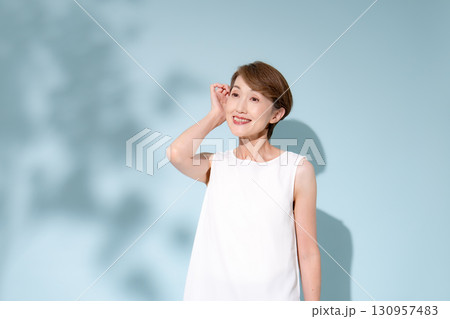 ビューティー　女性　影 130957483