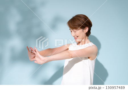 ビューティー　女性　伸び 130957489