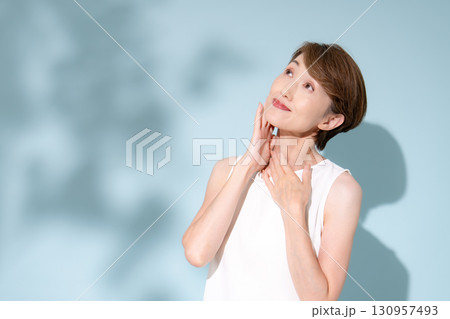 ビューティー　女性　影 130957493