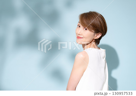 ビューティー　女性 130957533