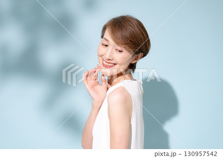 ビューティー　女性 130957542