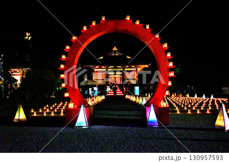 俱利伽羅不動寺西之坊鳳凰殿の灯籠流し　万灯会　ライトアップ 130957593