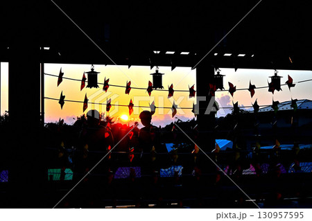 俱利伽羅不動寺西之坊鳳凰殿の灯籠流し　万灯会　夕景 130957595