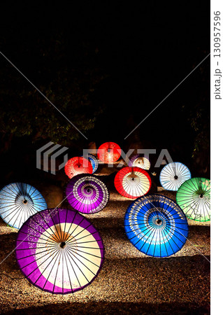 俱利伽羅不動寺西之坊鳳凰殿の灯籠流し　万灯会　和傘のライトアップ 130957596