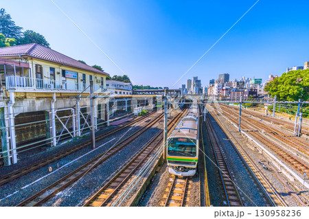 日本の東京都市景観 鶯谷駅前のホテル街などを望む 日本の東京都市景観 鶯谷駅前のホテル街などを望む 130958236