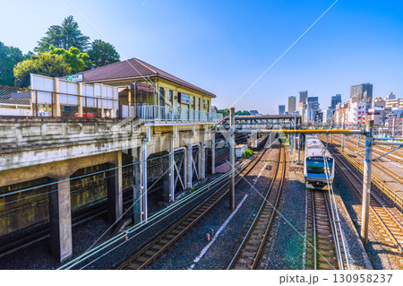 日本の東京都市景観 鶯谷駅前のホテル街などを望む 130958237