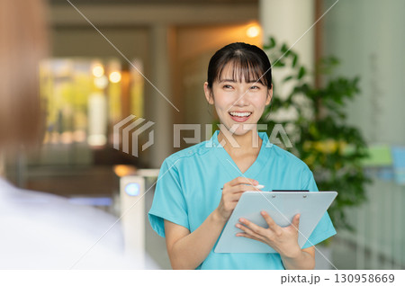 患者を問診する若い女性医師 130958669