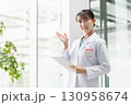 病院で働く若い女性医師 130958674