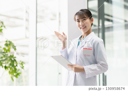 病院で働く若い女性医師 病院で働く若い女性医師 130958674