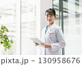 病院で働く若い女性医師 130958676