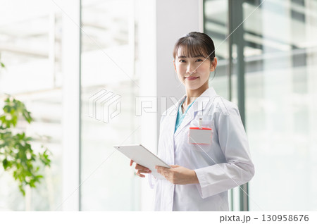 病院で働く若い女性医師 病院で働く若い女性医師 130958676