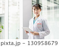 病院で働く若い女性医師 130958679