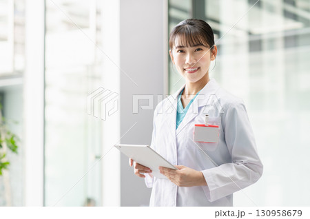 病院で働く若い女性医師 130958679