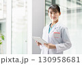 病院で働く若い女性医師 130958681