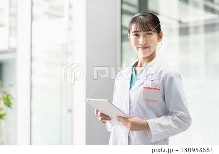 病院で働く若い女性医師 病院で働く若い女性医師 130958681