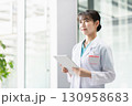病院で働く若い女性医師 130958683