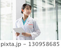 病院で働く若い女性医師 130958685