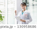 病院で働く若い女性医師 130958686