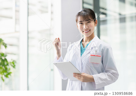 病院で働く若い女性医師 130958686