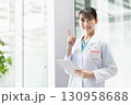 病院で働く若い女性医師 130958688