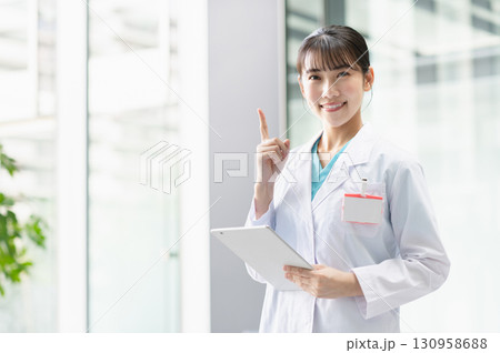 病院で働く若い女性医師 130958688