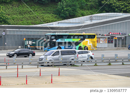 【韓国/京畿道】高速道路にある路線バスの停留所 【韓国/京畿道】高速道路にある路線バスの停留所 130958777