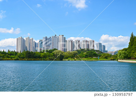 一山湖とキンテックスの高層マンション群【韓国/コヤン市】 一山湖とキンテックスの高層マンション群【韓国/コヤン市】 130958797