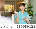 患者を問診する若い女性医師 130959122